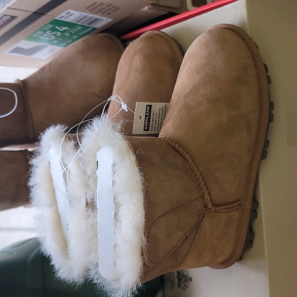*Kirkland Signature Kids Genuine Shearling Boots - Picture 3 of 5